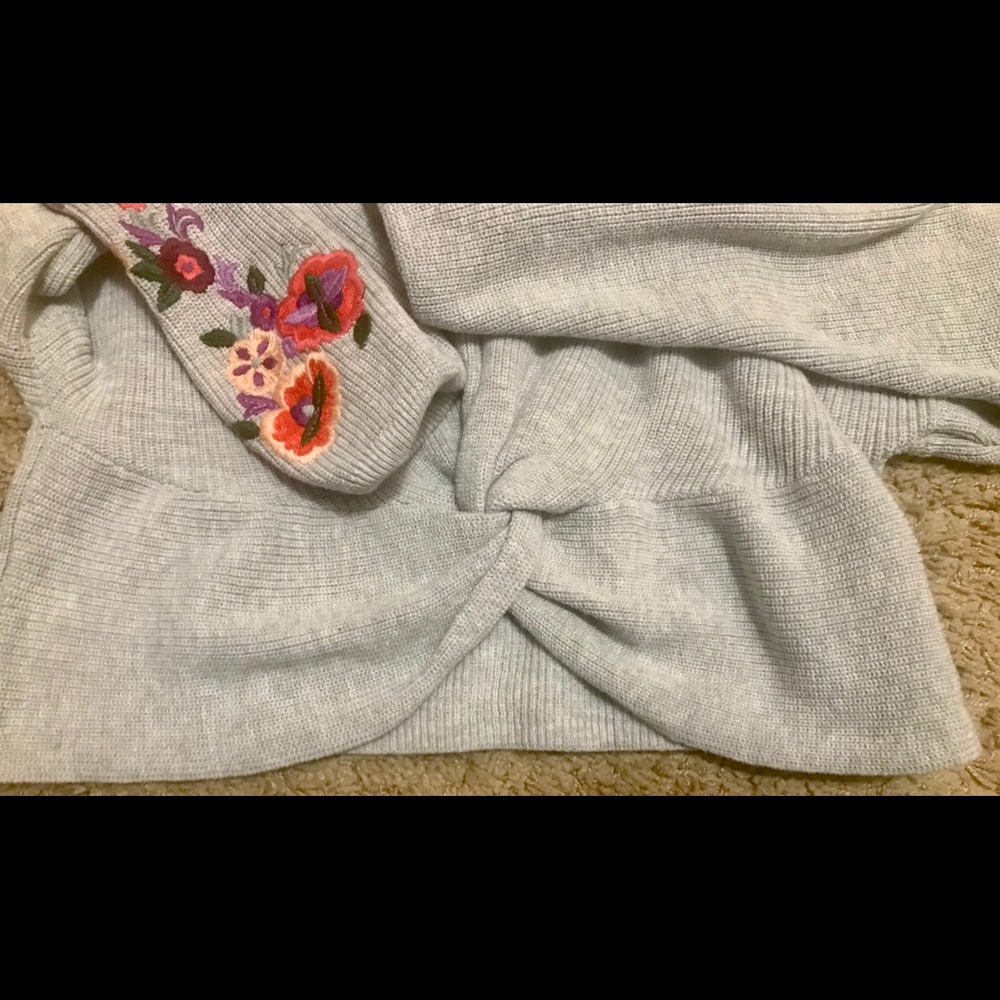 Express Reversible Embroidered Cold Shoulder - image 4